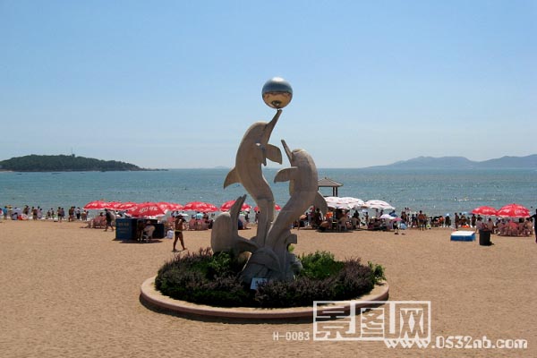 青岛第一海水浴场-海豚雕塑